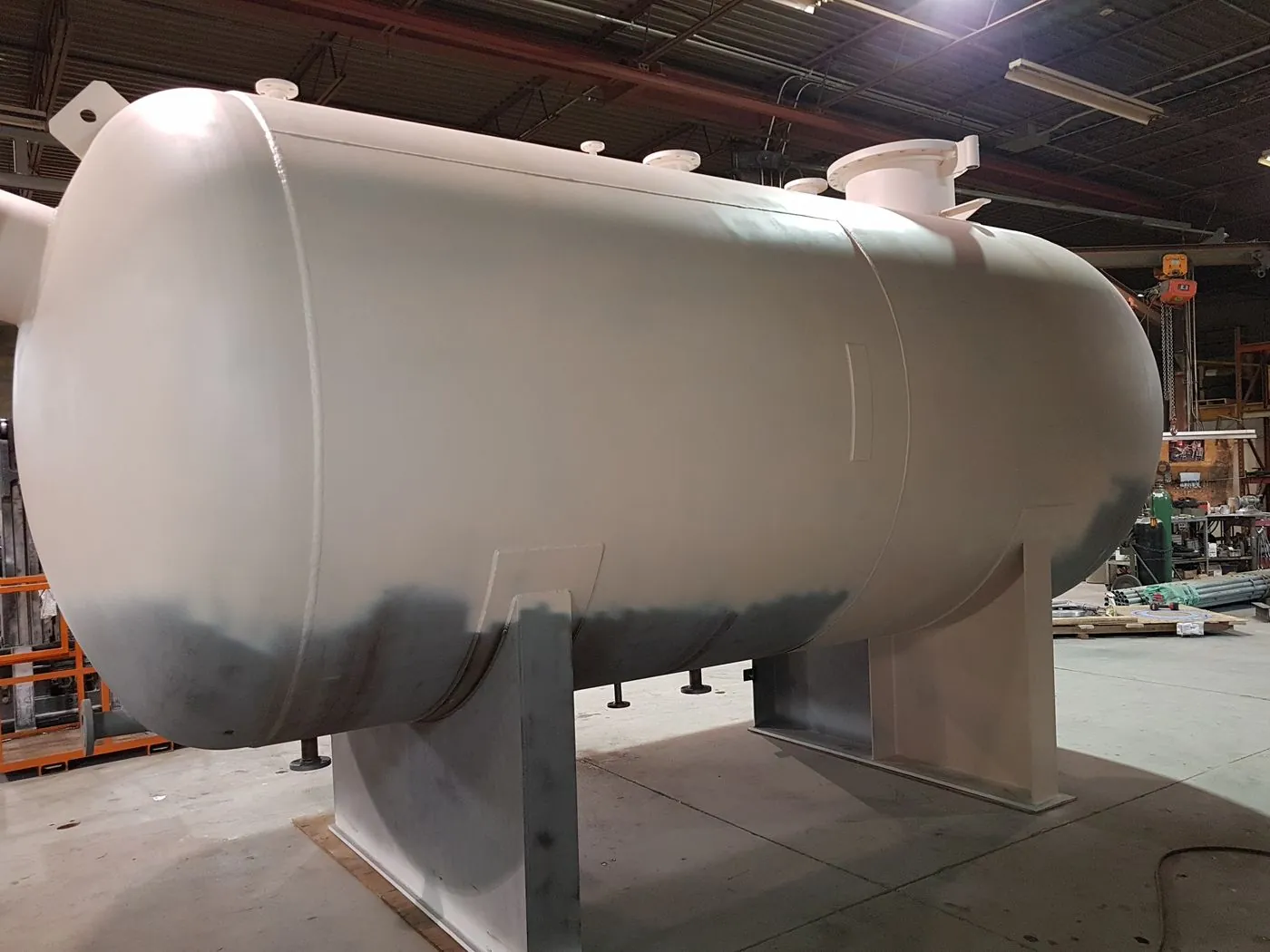 Horizontal fuel tank in the workshop
